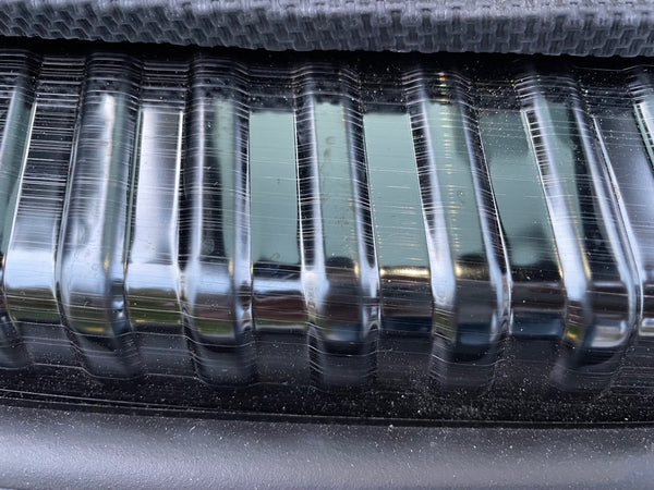 Tesla Model 3 beskyttelsesrum til læssetærm lavet af sort aluminium